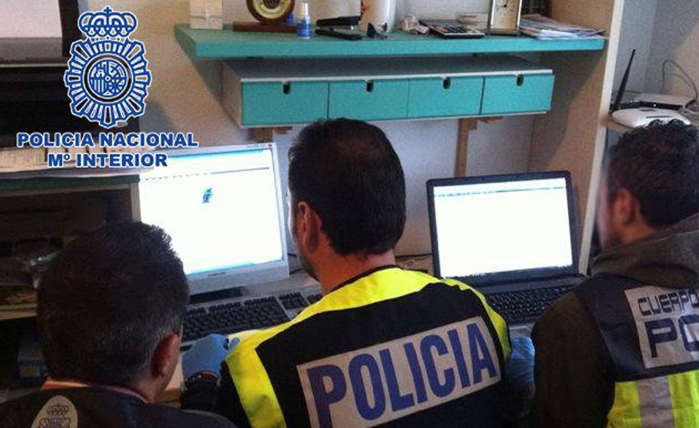 Agentes de Policía investigan delitos en la Red.