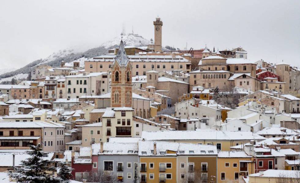   FOTOGALERÍA.   Vista del casco antiguo de Cuenca tras la nevada de este lunes.