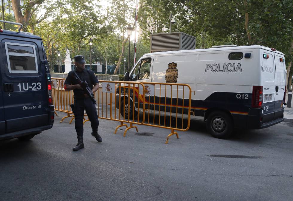 Un agente de la policía.