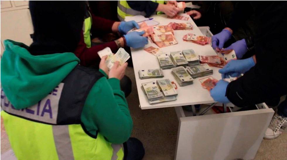 Policías cuentan el dinerointervenido en la vivienda que ocupaba Sito Miñanco en Algeciras (Cádiz).