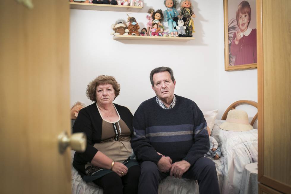 Luisa y Juan Manuel Bergua posan en la habitación de su hija Cristina, que desapareció hace 21 años sin dejar rastro. La estancia sigue igual desde aquel día.