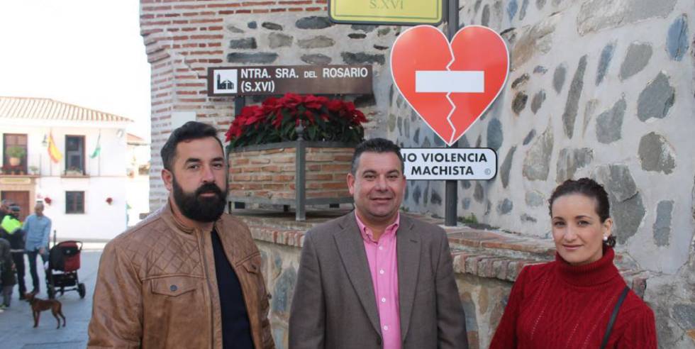 Miembros de la corporación municipal de El Borge ante la señal instalada en la iglesia de Nuestra Señora del Rosario.