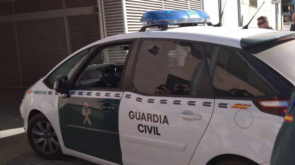 Un coche de la Guardia Civil entra en los juzgados de Vélez-Málaga.