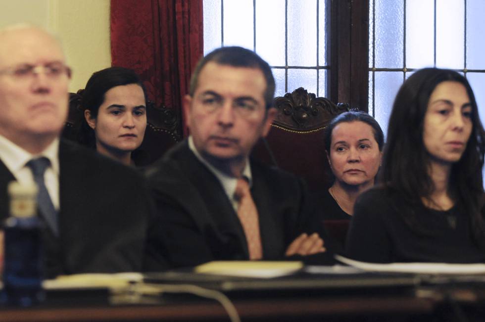 Triana Martínez (segunda por la izquierda), junto a su madre, en el juicio por el asesinato de Isabel Carrasco.