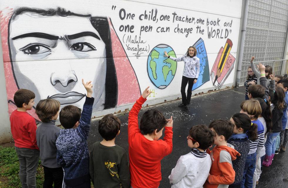 La profesora Leticia Secall da sus explicaciones ante una pintada en homenaje a Malala, Nobel de la Paz en 2014.