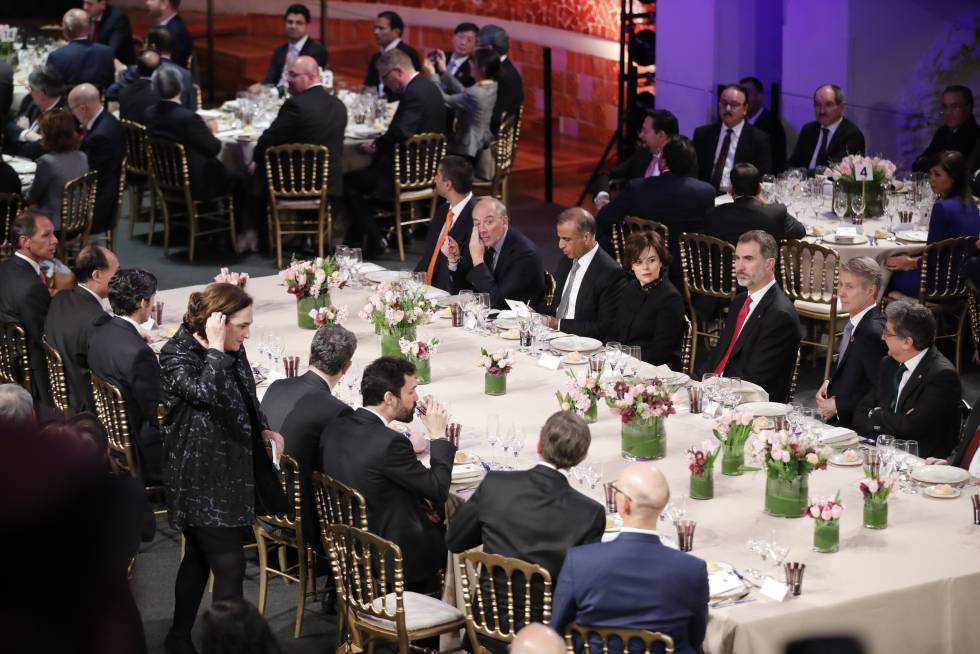 El Rey en la mesa tras escuchar el discurso de la alcaldesa Ada Colau.