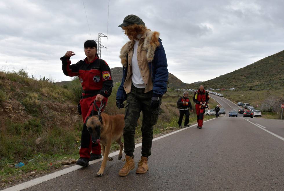 Vista del dispositivo de búsqueda que intenta localizar al niño de 8 años desaparecido el martes en Las Hortichuelas, en Níjar (Almería).