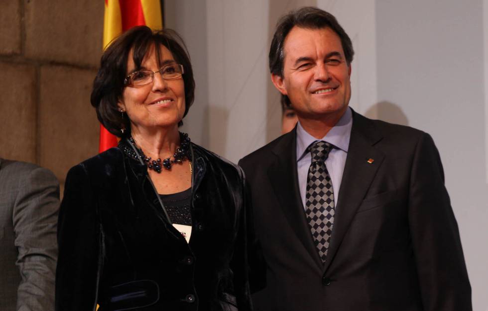 Concepció Ferrer, junto a Artur Más, en un acto oficial en 2011.