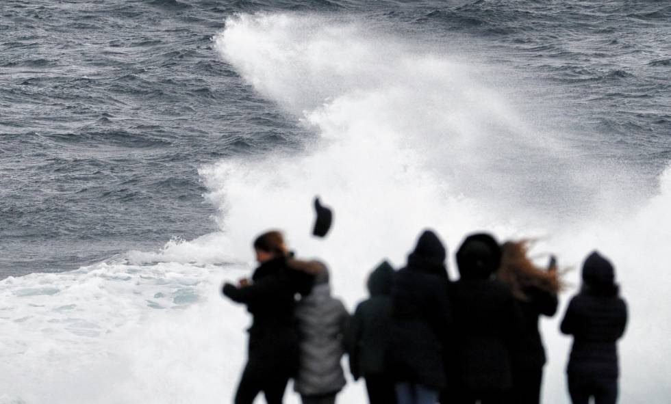 La borrasca ‘Félix’ deja cuatro heridos, familias desalojadas y calles anegadas 1520765919_240906_1520766602_noticia_normal