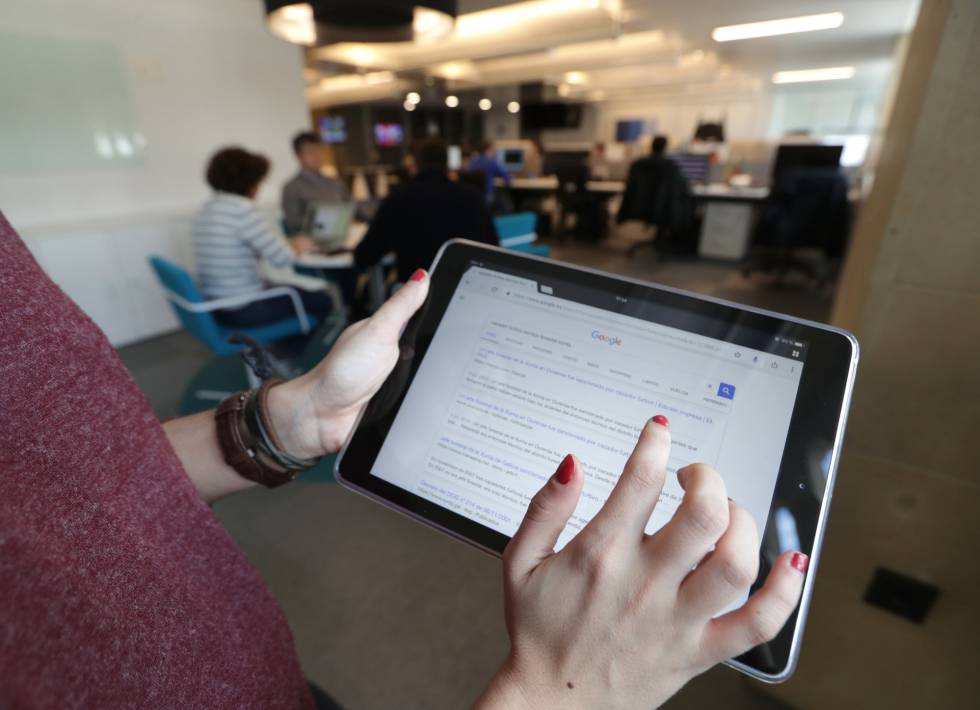 Una usuaria de Google busca una noticia en la web.