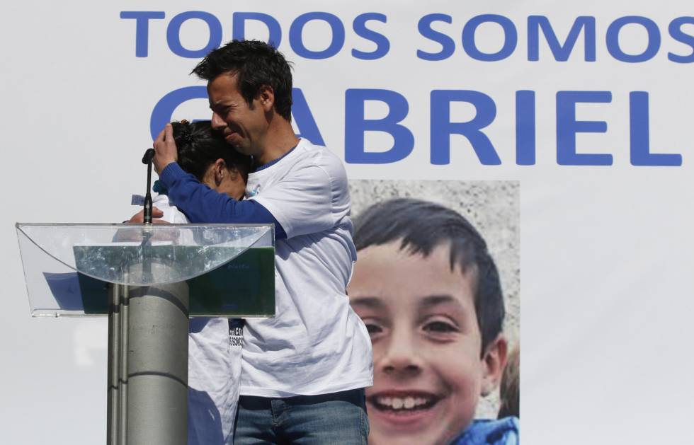 Los padres de Gabriel, de ocho años, en una concentración de apoyo. 