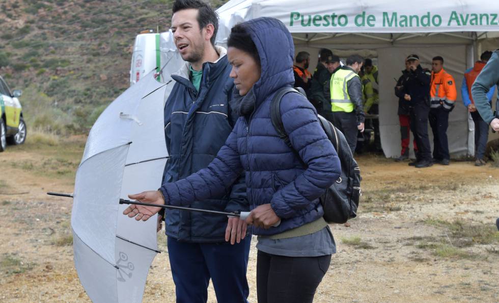 Ángel Cruz (a la izquierda), padre del niño desaparecido en Níjar, y su pareja Ana Julia Quezada, durante el segundo día de búsqueda.