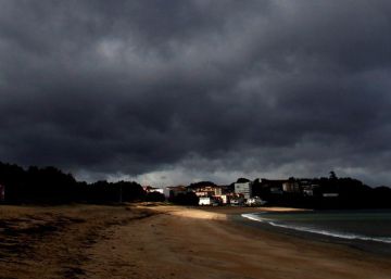 El cielo en la playa Grande de Miño en A Coruña el pasado día 9. 