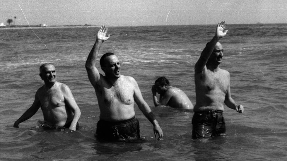 Manuel Fraga y el embajador de EE UU tras darse un baño en Palomares el 8 de marzo de 1966.