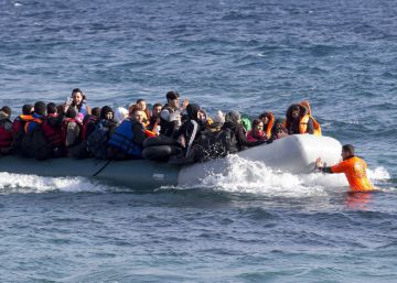 Voluntarios de una ONG rescatan una embarcación con refugiados en el Mediterráneo central.rn 