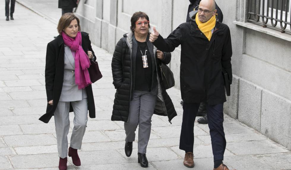 De izquierda a derecha, Carme Forcadell, Dolors Bassa y Raul Romeva, este viernes en el Supremo.