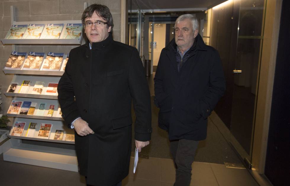 Puigdemont junto a Matamala durante un acto en Gante.