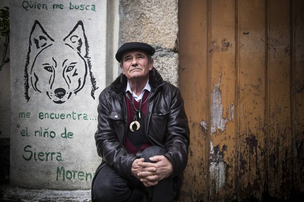 Marcos Rodríguez Pantoja, outside his house.