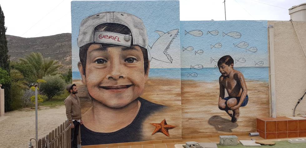 Mural que honra la memoria de Gabriel Cruz, hecho por Mikel Herrero (en la foto) y Olaia Chocarro.