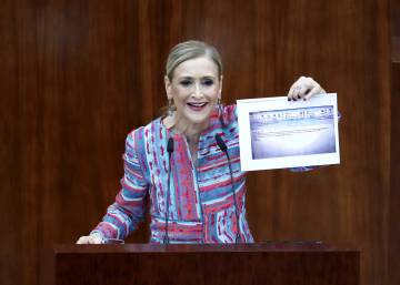 Cifuentes defiende la legalidad de su máster pero no convence a la oposición Cifuentes defiende la legalidad de su máster pero no convence a la oposición