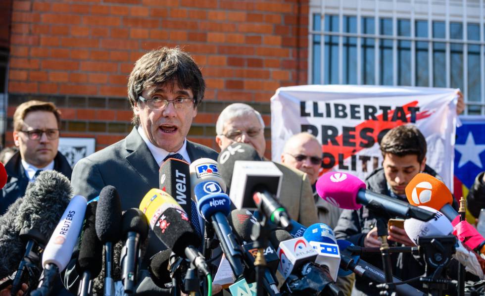 Puigdemont se dirige a los medios tras abandonar la cárcel de Neumünster en Alemania.