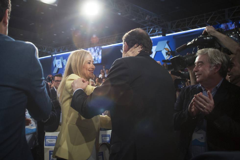 Mariano Rajoy saluda a Cristina Cifuentes.