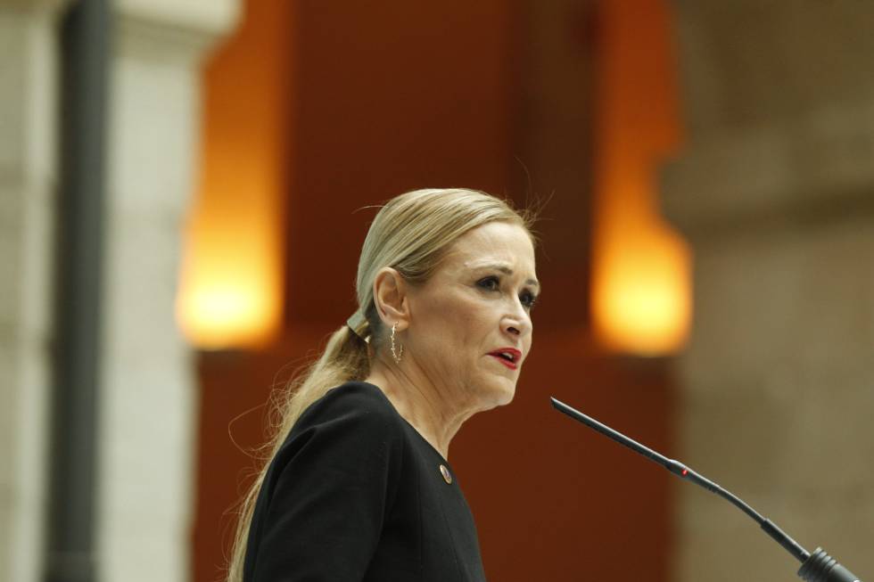 Cristina Cifuentes recibe el premio por la Dignidad de la Asociación Victimas del terrorismo.