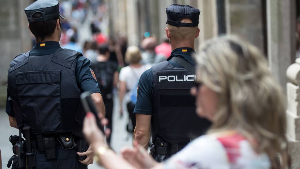 Un par de agentes de Policía Nacional patrullan.