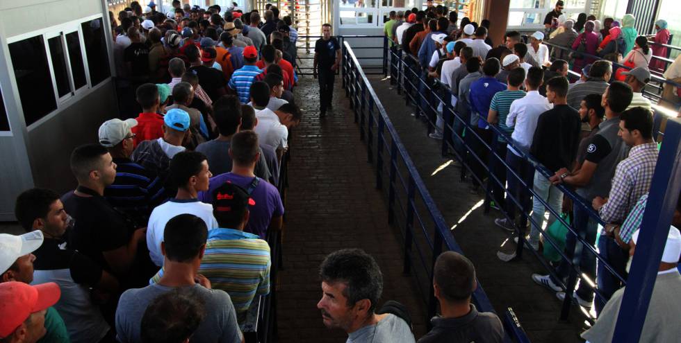Ciudadanos marroquíes hacen cola para poder acceder a la ciudad de Melilla.