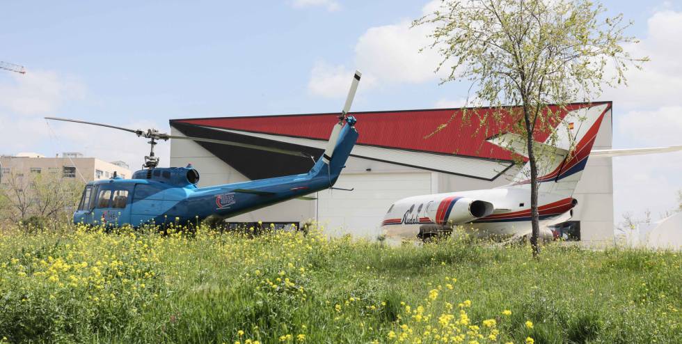 Aviones propiedad de una empresa en terrenos de la Universidad Rey Juan Carlos, en el campus de Fuenlabrada.