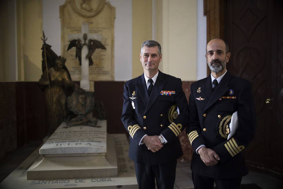 Manuel Cervera de la Paz (i), capitán de fragata de la Armada, y Jaime Cervera Valverde, comandante Naval de Cádiz, junto a la tumba del almirante Cervera.