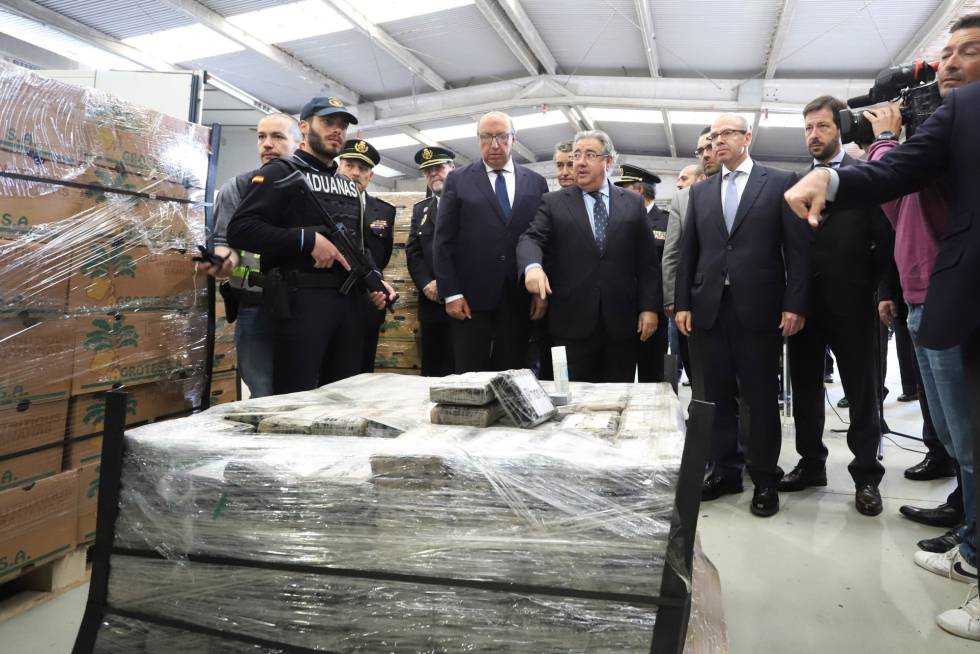 El ministro del Interior, Juan Ignacio Zoido ante el alijo de casi nueve toneladas de cocaÃna incautadas en el puerto de Algeciras (Cádiz).