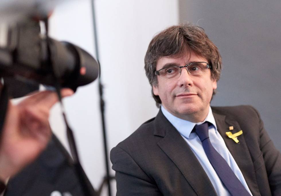 El expresidente de la Generalitat Carles Puigdemont posa para los fotógrafos tras un encuentro con periodistas extranjeros acreditados en Alemania, en la capital alemana el jueves.