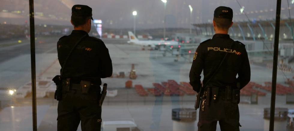 Dos agentes patrullan Barajas tras los atentados de ParÃs.