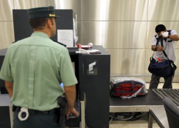 Cuando el guardia civil del aeropuerto mira más su móvil que el escáner