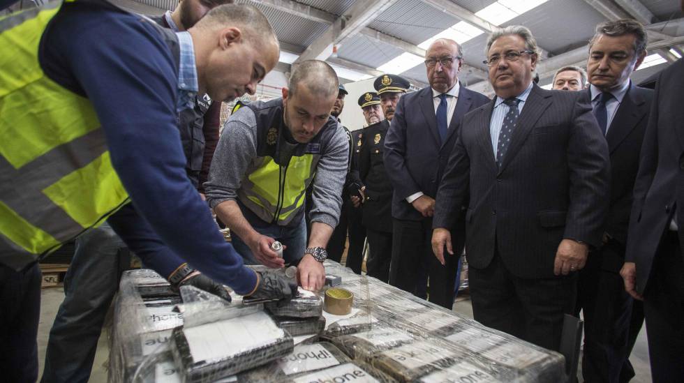 En el centro, el comisario Luis Esteban durante la presentación del alijo más grande de cocaína en la historia del puerto de Algeciras, en abril.