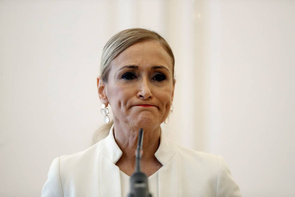 Cristina Cifuentes durante la rueda de prensa en la que anunció su dimisión como presidenta de la Comunidad de Madrid el pasado 25 de abril.