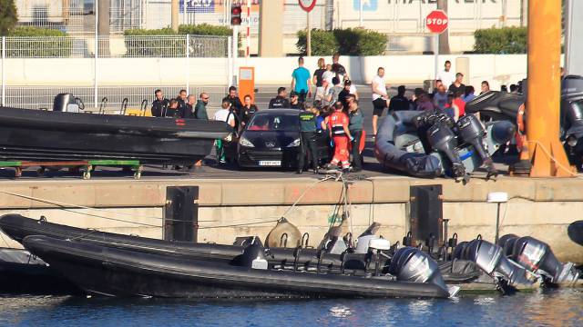 La lancha que arrolló a una barca de recreo.