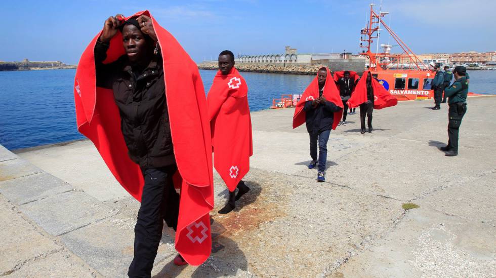 Inmigrantes rescatados por Salvamento MarÃ­timo este lunes en Tarifa.