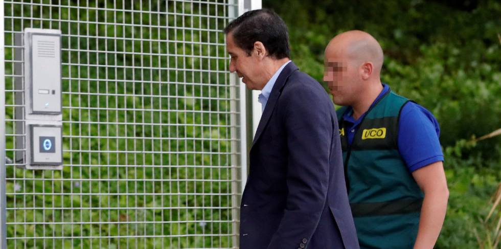 Eduardo Zaplana, a su llegada este miércoles a la Comandancia de la Guardia Civil del municipio de Tres Cantos.