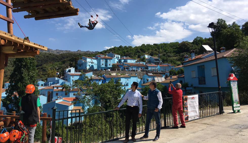 El Pueblo Pitufo Se Convierte En Un Parque De Aventuras Blog Diario De Espana El Pais