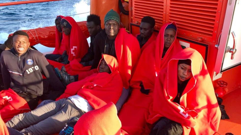 Inmigrantes rescatados en Tarifa por Salvamento Marítimo, este lunes.