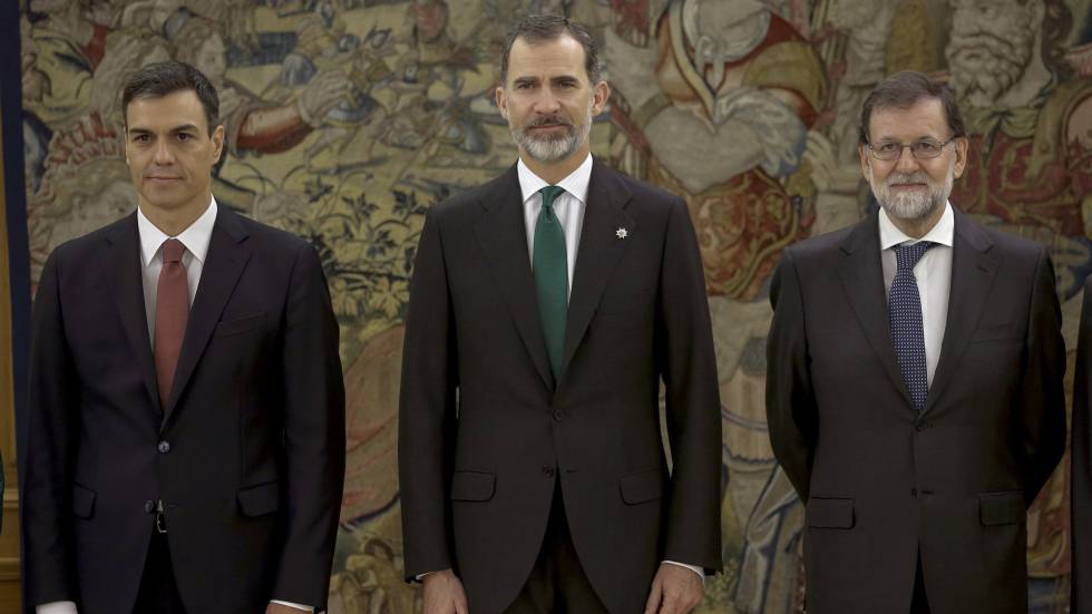 De izquierda a derecha, Pedro Sánchez, Felipe VI y Mariano Rajoy.