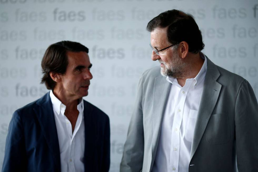 José María Aznar y Mariano Rajoy, en julio de 2015 en el campus de FAES.