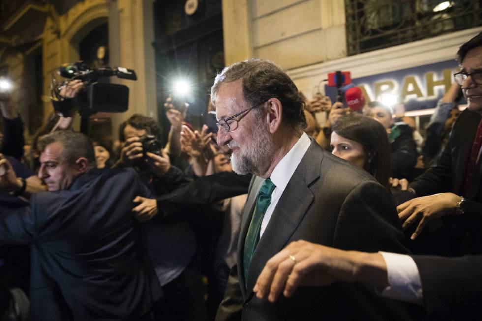 Mariano Rajoy sale de un restaurante el jueves 31 de mayo, tras la primera jornada de debate de la moción de censura.