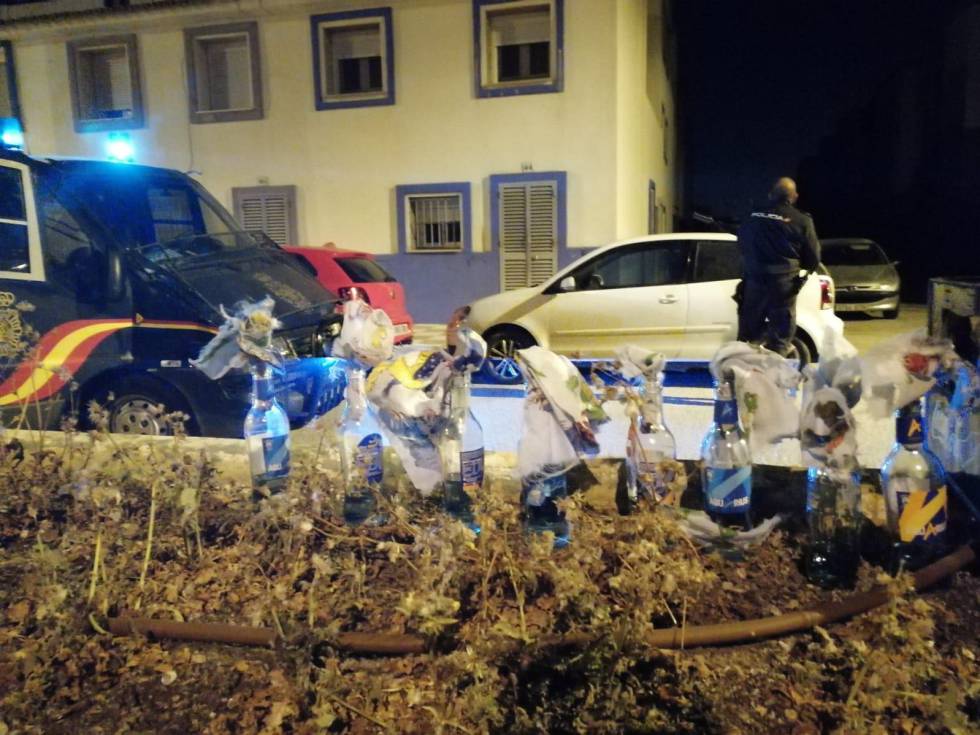 Algunos de los cócteles molotov incautados por los policÃas de La LÃnea tras la emboscada.
