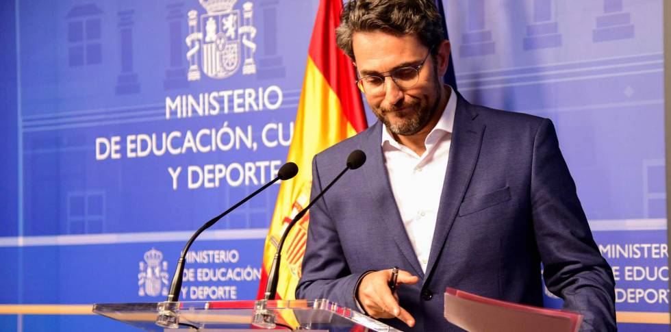 Mà xim Huerta, durante el anuncio de su dimisión. rn