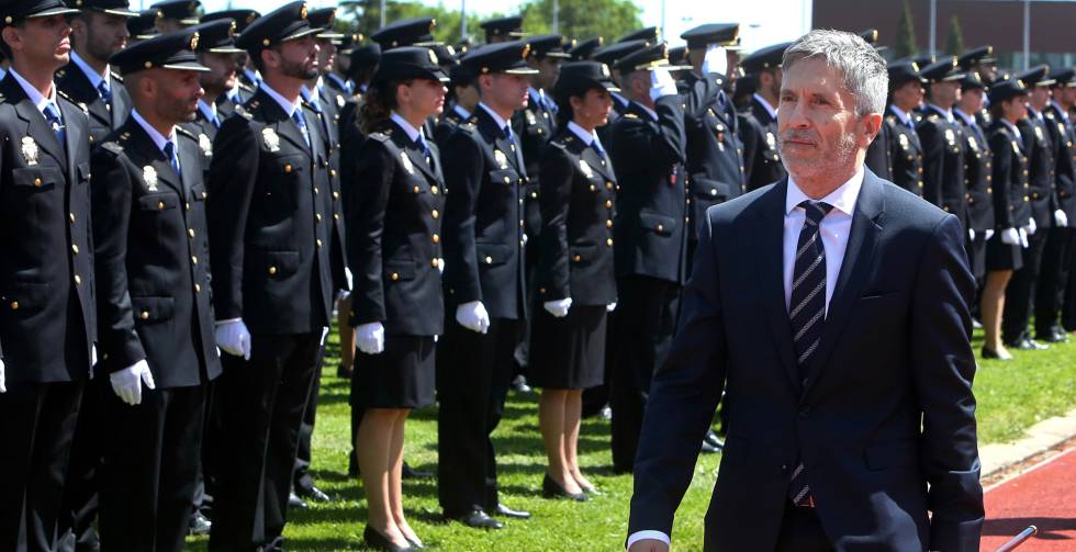 El ministro de interior Fernando Grande Marlaska ante los 1.298 agentes que juraron este jueves su cargo en la Escuela de PolicÃa de Ãvila.rn rn rn