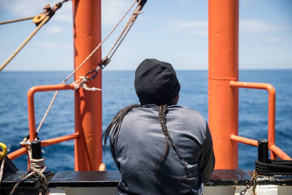 Jessica, inmigrante camerunesa, en la cubierta del 'Aquarius'.