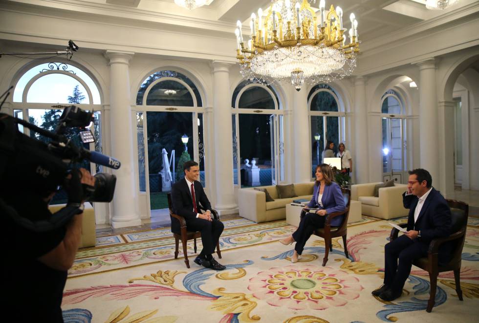 El presidente del Gobierno, Pedro Sánchez, antes de la primera entrevista que concede, a TVE, en La Moncloa.